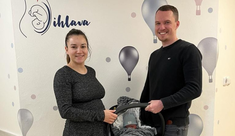 Rodiče v Jihlavě mohou z porodnice odejít s fotkou z nového fotokoutku. Grafiku vymysleli sami zdravotníci