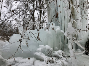 VIDEO: Jako z Mrazíka. Příroda čaruje, ledopád v Lovětíně letos vypadá jako tři obří prsty