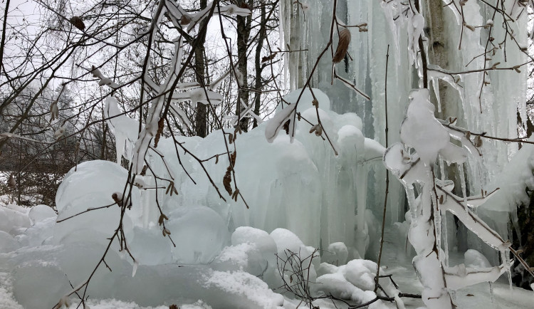 Jako z Mrazíka. Příroda čaruje, ledopád v Lovětíně letos vypadá jako tři obří prsty