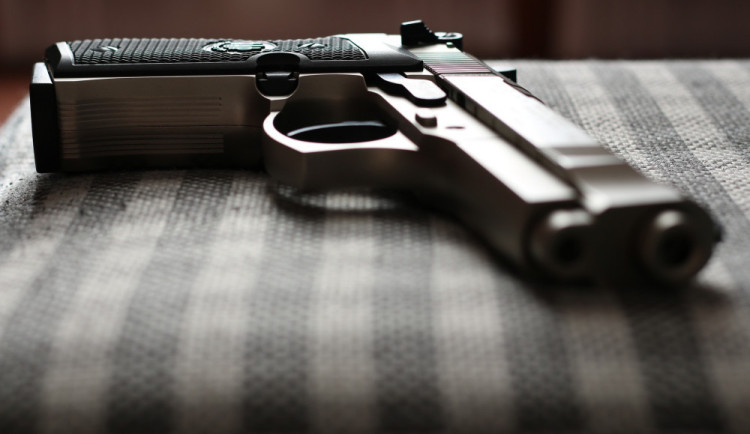 size4-16202015059986-60-opily-duchodce-vytahl-na-souseda-zbran-protoze-si-s-nim-nechtel-povidat