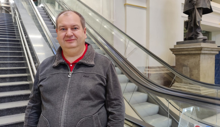 Pavel Boucník zavítal do nově zrekonstruované nádražní budovy v Plzni, pořádně ji zrecenzuje až na jaře. Do té doby tam totiž stále budou dělníci.