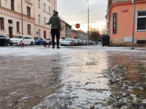 Silnice i chodníky jsou samý led. Kdo na Žďársku a Třebíčsku nemusí, ať raději nevyjíždí, vyzývá policie