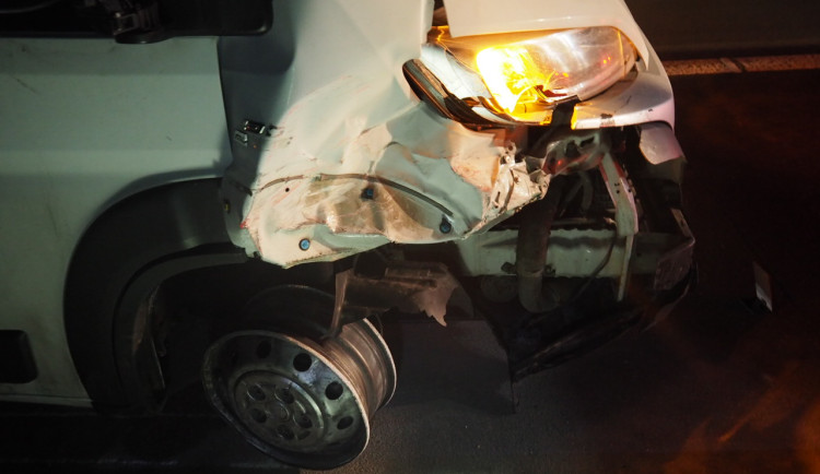 Opilý cizinec na D1 zavinil nehodu, dodávkou narazil do osobního auta. Lidé v něm utrpěli šok