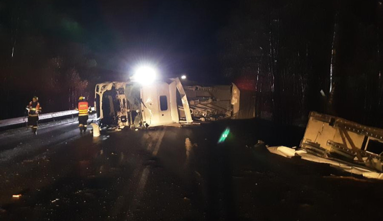 Ledovka na Vysočině: Stalo se více než 30 nehod, zranil se jeden řidič a chodec