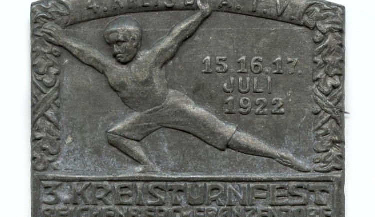 Restaurátoři obnovili stovky sbírkových předmětů. Od odznaků až po sochy