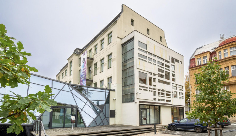 Stěnu přístavby muzea skla a bižuterie ozdobí skleněné umělecké prvky