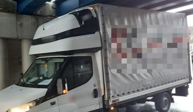 Nevešel se. Řidič v Ivecu neodhadl výšku a uvízl pod železničním mostem