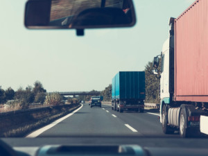 Pokuty za zákaz předjíždění kamionů na D1 se na Vysočině od ledna blíží milionu. Přibydou i další úseky