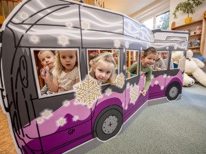 Kam se poděli obří medvědi z vánočního trolejbusu? Dva ze tří šli do školek, jednoho ukradl zloděj