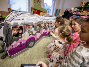 Kam se poděli obří medvědi z vánočního trolejbusu? Dva ze tří šli do školek, jednoho ukradl zloděj