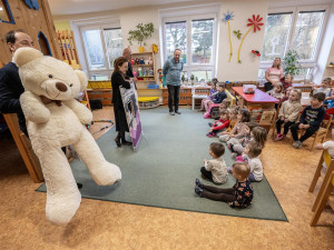 Kam se poděli obří medvědi z vánočního trolejbusu? Dva ze tří šli do školek, jednoho ukradl zloděj