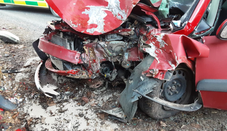 Řidička v autě narazila do stromu, přijeli k ní i hasiči. Kvůli zranění skončila v péči lékařů