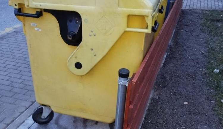 Amatérsky navržený paskvil, kritizují obyvatelé z Doliny nové zázemí pro kontejnery. Už pracujeme na nápravě, ujišťuje radnice