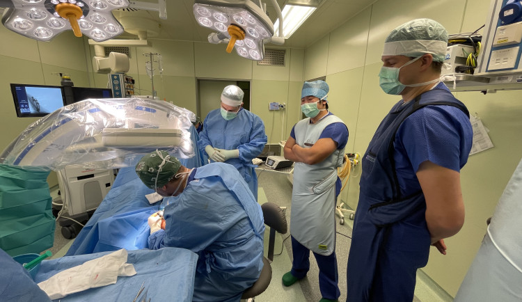 FOTO: Jihlavští lékaři učí kolegy z jiných měst, jak operovat vbočený palec