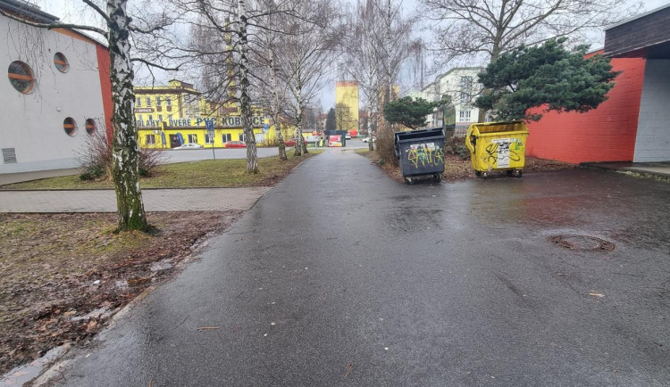 Policie hledá muže, kterému mělo údajně přejet auto nohu