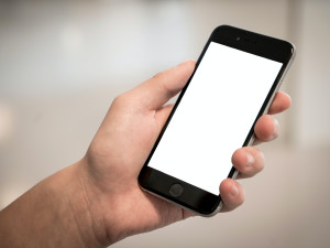 Mladý zloděj využil nepozornosti prodavače a ukradl iPhone za 30 tisíc