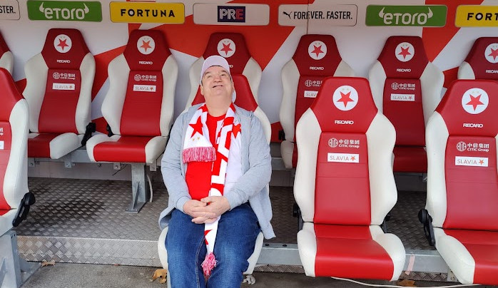 Hynek Huml na střídačce fotbalové Slavie