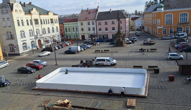 Litovel má opět plastové kluziště. Na náměstí bude do začátku března