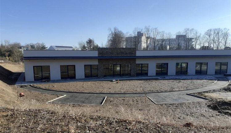 První lůžkový hospic už se rýsuje, začne se zařizovat nábytkem. Poskytne i dvě lůžka pro děti