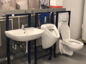 VIDEO: VIP toaleta s ovladačem, masážní sprcha, perlátor. Učni z jihlavské stavebky mají novou učebnu