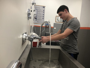 VIDEO: VIP toaleta s ovladačem, masážní sprcha, perlátor. Učni z jihlavské stavebky mají novou učebnu