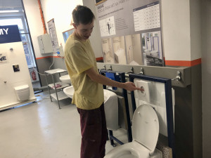 VIDEO: VIP toaleta s ovladačem, masážní sprcha, perlátor. Učni z jihlavské stavebky mají novou učebnu