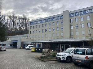 VIDEO: VIP toaleta s ovladačem, masážní sprcha, perlátor. Učni z jihlavské stavebky mají novou učebnu