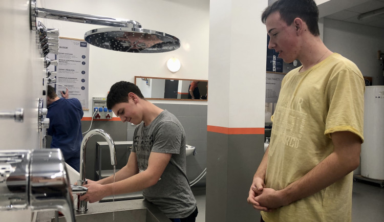 VIP toaleta s ovladačem, masážní sprcha, perlátor. Učni z jihlavské stavebky mají novou učebnu