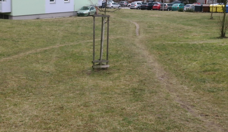 Řidič na Kosově vystoupil z auta a odešel. Peugeot se rozjel, nacouval na trávu a narazil do domu 