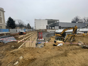 ANKETA: Okénko pro zvědavé. Zájemci teď mohou bezpečně sledovat, jak v Jihlavě roste Horácká aréna