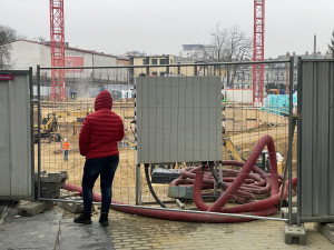 ANKETA: Okénko pro zvědavé. Zájemci teď mohou bezpečně sledovat, jak v Jihlavě roste Horácká aréna