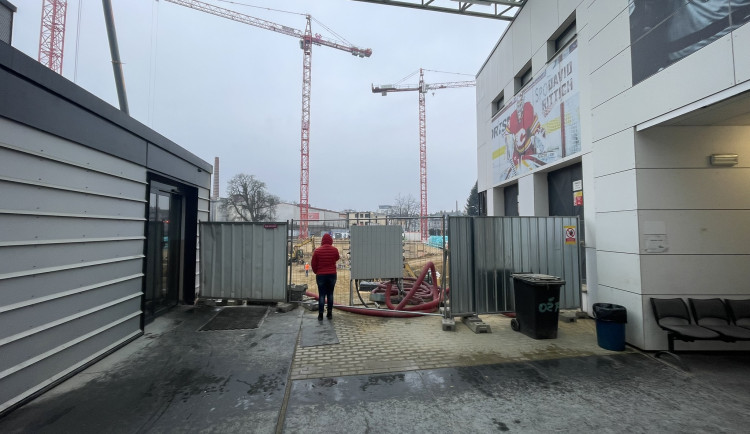 Okénko pro zvědavé. Zájemci teď mohou bezpečně sledovat, jak v Jihlavě roste Horácká aréna