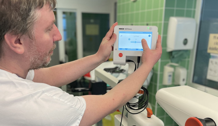 Nový přístroj pomáhá pacientům na jihlavském ARO s rehabilitací. Procvičí ruce i nohy