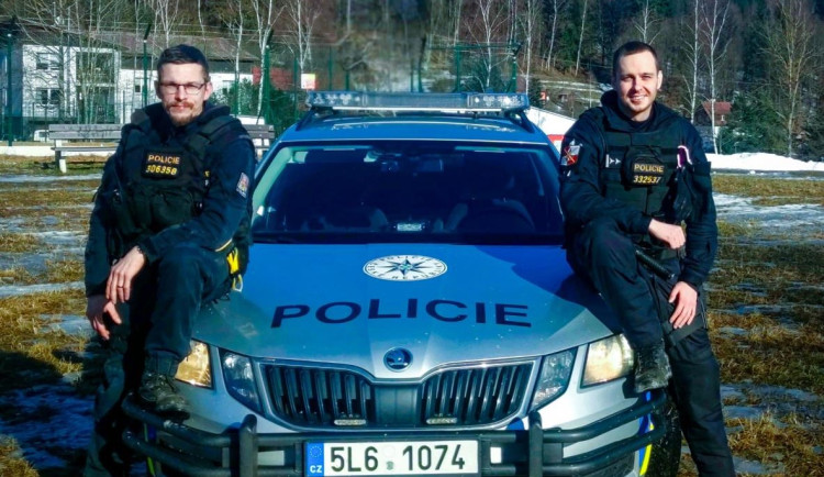 Policisté objevili pohřešovanou dívku, když si jí všimli v záblesku světlometů