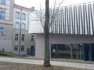 Památník bude v těsné blízkosti vysokoškolské budovy.