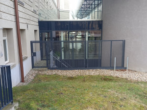 Zábradlí u schodů zmizí, nahradí ho památník.