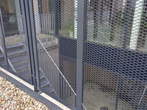 Zábradlí u schodů zmizí, nahradí ho památník.