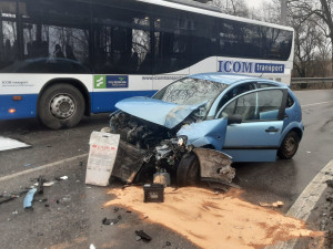 V Jihlavě se srazilo auto s autobusem, tři lidé jsou zranění
