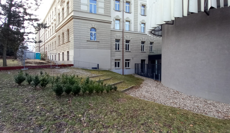 Památník bude v těsné blízkosti vysokoškolské budovy.