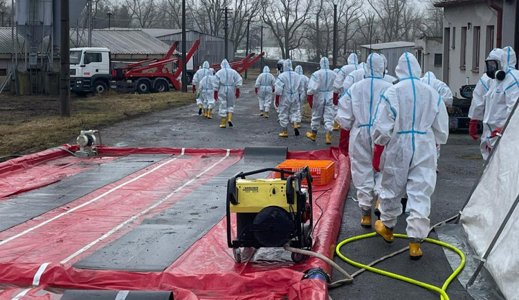 Hasiči už druhý den pomáhají likvidovat chov nakažených kachen ve Valdíkově