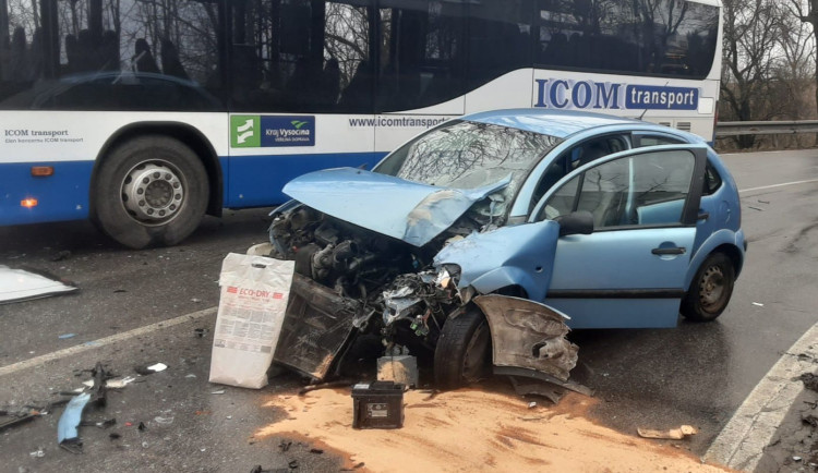 Tři lidé se zranili v Jihlavě při střetu auta a autobusu