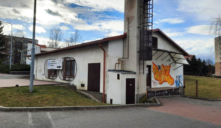 Vchod do Centra humanitární pomoci v Okružní ulici