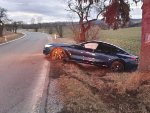 Nehoda na Jihlavsku za 200 tisíc korun. Řidič BMW jel rychle, dostal smyk a narazil do značky
