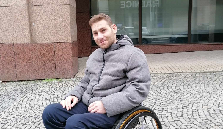 Po vážném onemocnění skončil Jan na vozíku. Nyní sní o tom, že se opět postaví na nohy