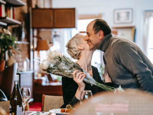 ANKETA: Valentýn v Jihlavě. Květinky prodají nejvíc růží, zájem je i o rozvoz. Zamilovaní si dnes dají speciální menu