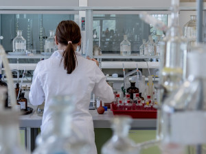 Žen ve vědě je stále málo, mužské prostředí je ale příznivé, říkají vědkyně v ČR