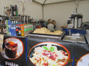 Pizza, hamburger, guláš. Hygienici si ve Vysočina Areně posvítili na stánky s občerstvením