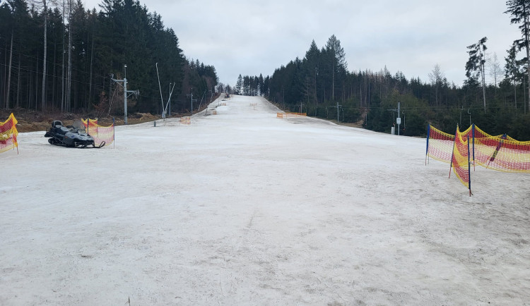 Na Vysočině by měly být o víkendu otevřené nejméně tři sjezdovky, sněhu ubývá