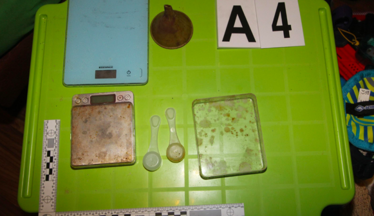 Policie na Vysočině obvinila tři muže kvůli šíření pervitinu, dva jsou ve vazbě