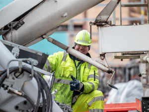 Na stavbě Horácké multifunkční arény pracuje stále více lidí. Do konce letošního roku má být pod střechou